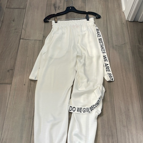 Something you won’t see !W&B , ties are attached by Velcro, side pocket on legs - Picture 3 of 4